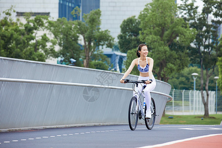 骑自行车出行女性户外运动骑行背景