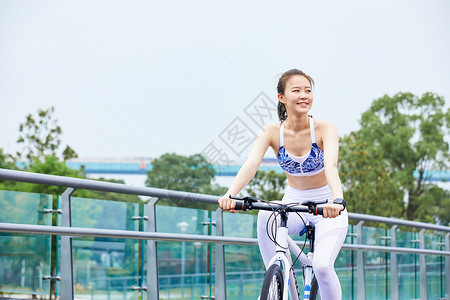 骑自行车出行女性户外运动骑行背景