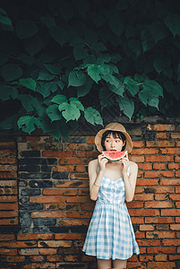 推着西瓜的女孩夏季大暑吃西瓜乘凉女孩背景