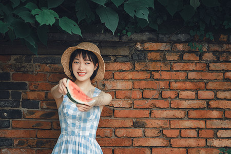 夏季小清新吃西瓜的女孩背景图片