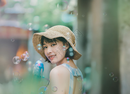 吹泡泡的女孩夏季旅游吹泡泡清新女孩背景