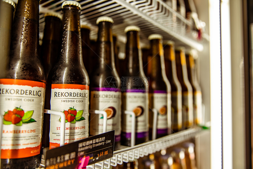 冰柜里的混口口味啤酒图片
