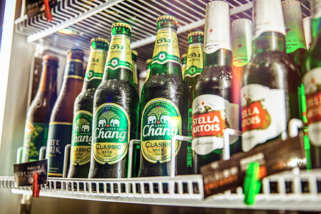 冰柜里的啤酒背景