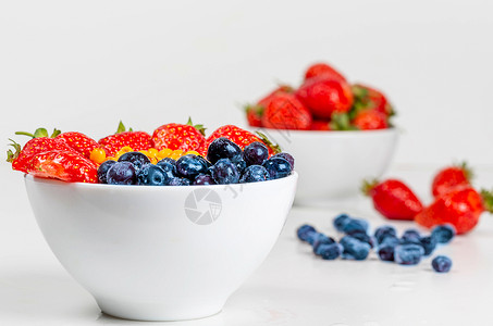 碗装草莓和蓝莓背景