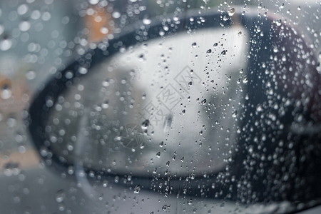 汽车膜素材下雨天汽车玻璃上的雨滴背景