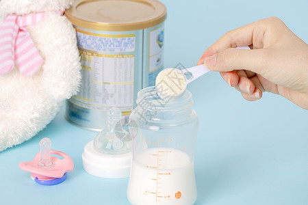 婴儿泡奶粉水杯奶瓶高清图片