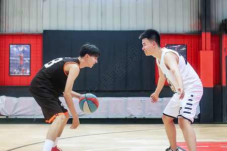 体育馆双人篮球对抗高清图片