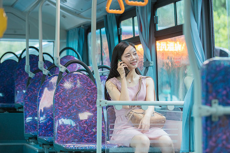 公交车上打电话的青年女性高清图片