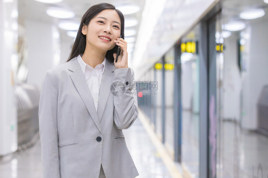 商务女性在地铁站打电话图片
