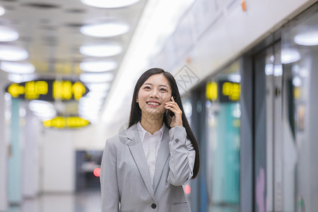 商务女性在地铁站打电话图片