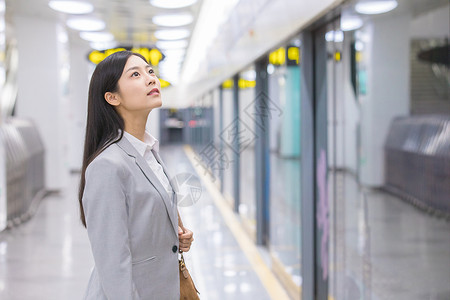 女生上班商务女性地铁站内等待地铁背景