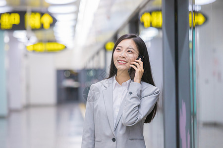 地铁站内打电话的商务女性高清图片