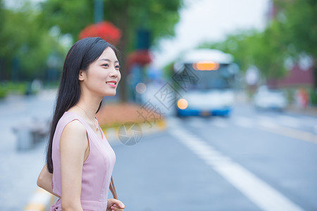 站台等车公交车站台等待公交的女性背景