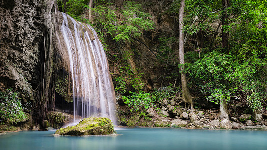 泰国北碧爱侣湾国家公园森林瀑布景观图片
