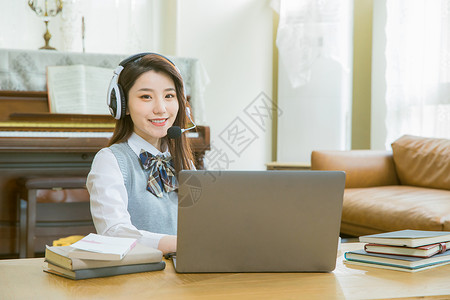 戴耳机的女学生上网课在线教育亚洲人高清图片素材