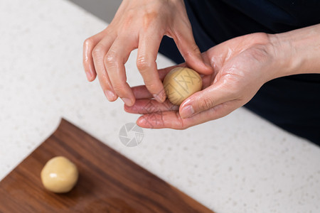 月饼制作椰蓉月饼高清图片