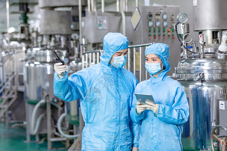化工厂工人身穿无菌服工作平板电脑高清图片素材