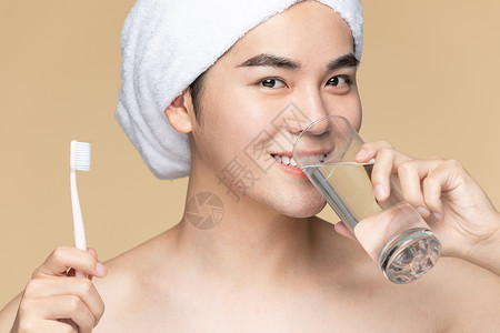 男性用牙刷刷牙背景图片