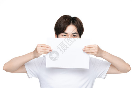 青年男性拿白纸遮住脸图片