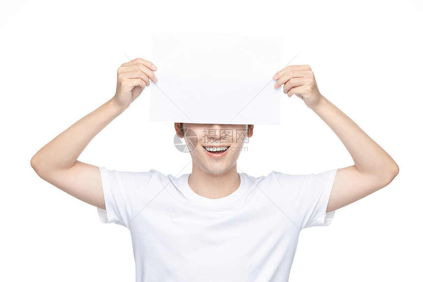青年男性拿白纸遮住脸图片
