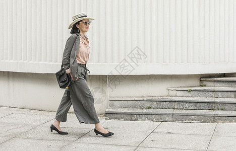 走在城市中年女性走在户外街拍背景