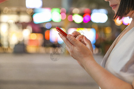 晚上手机女性夜晚看手机特写背景