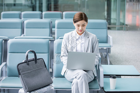 商务女性出差在机场候机等待高清图片素材