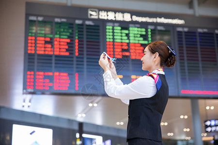 机场空姐拿飞机模型背景图片