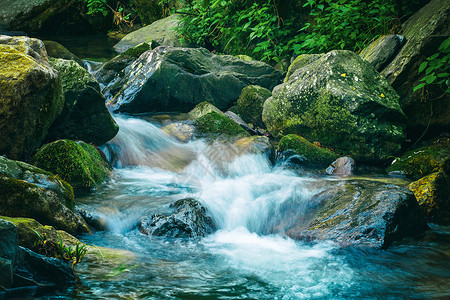 清凉水山谷岩石小溪流背景