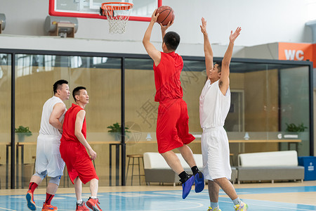 篮球运动员突破上篮高清图片