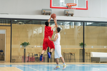 篮球运动员突破上篮高清图片