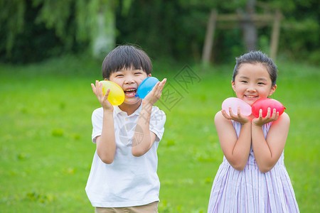小朋友在户外开心玩水气球图片