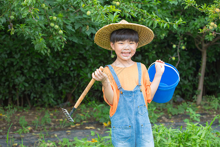 夏天吃瓜少年站在果树前面的农村少年背景