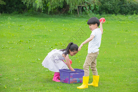 玩球的男孩男孩女孩在草地上面玩球背景