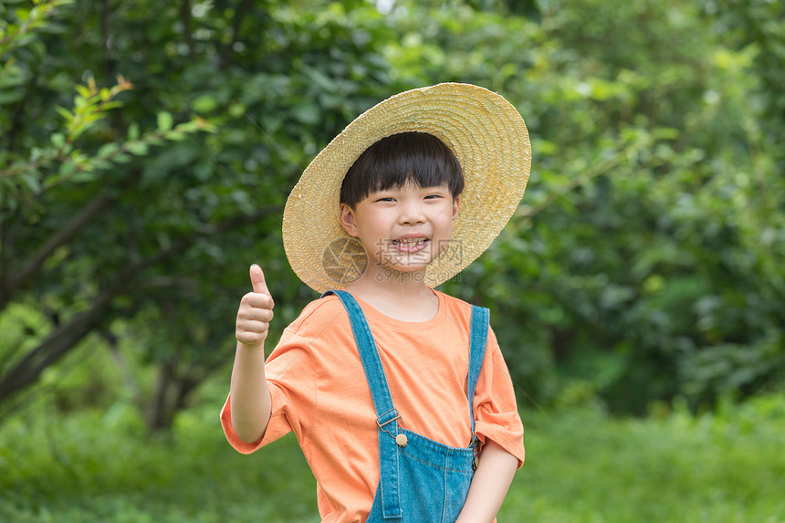 小男孩户外点赞手势图片