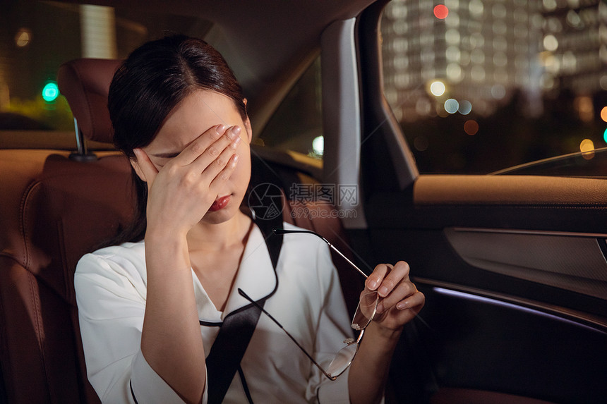 商务女性下班在车上缓解疲劳图片