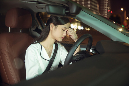 夜晚女性司机疲劳驾车背景图片