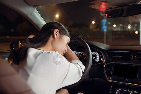 夜晚女性司机疲劳驾驶图片