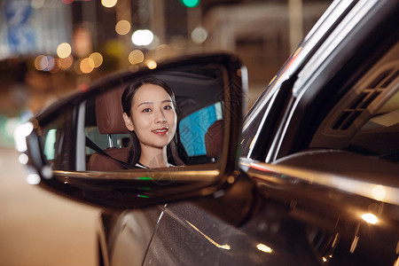 夜晚后视镜里的女性司机驾车驾驶高清图片素材