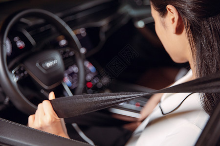 不系安全带商务女性白领驾车系安全带背景