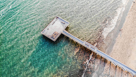 出海港海岛的栈桥航拍图背景