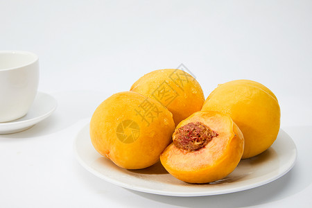 夏日水果黄桃白底背景图片