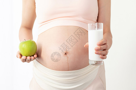 孕妇手拿苹果和牛奶图片