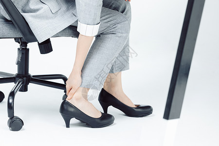 商务女性穿高跟鞋磨脚疼痛特写图片