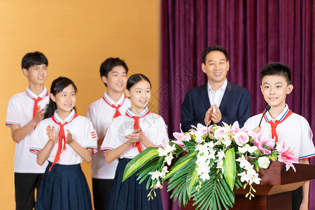 开学季男孩女孩在学校礼堂接受表彰的同学们背景