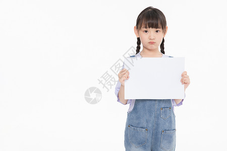 生气小女孩拿白板展示图片
