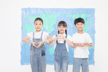 在墙上画画儿童站在绘制的视界地图前面背景