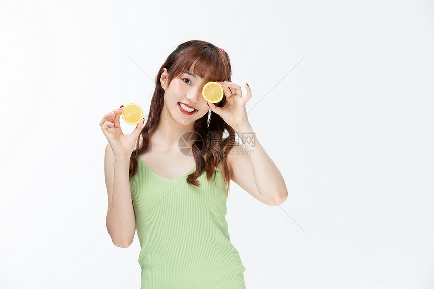 拿着柠檬的甜美女孩图片