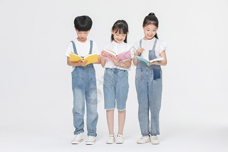 男童女童小朋友站着看书背景