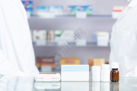 药房柜台桌面上的药品图片
